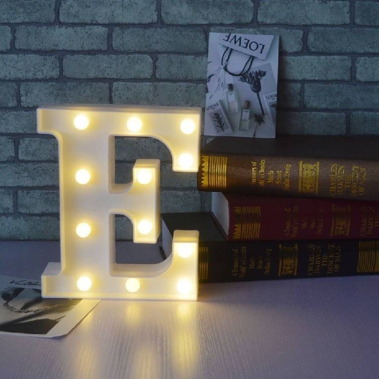 Lettera E luminosa con luci led 16 cm