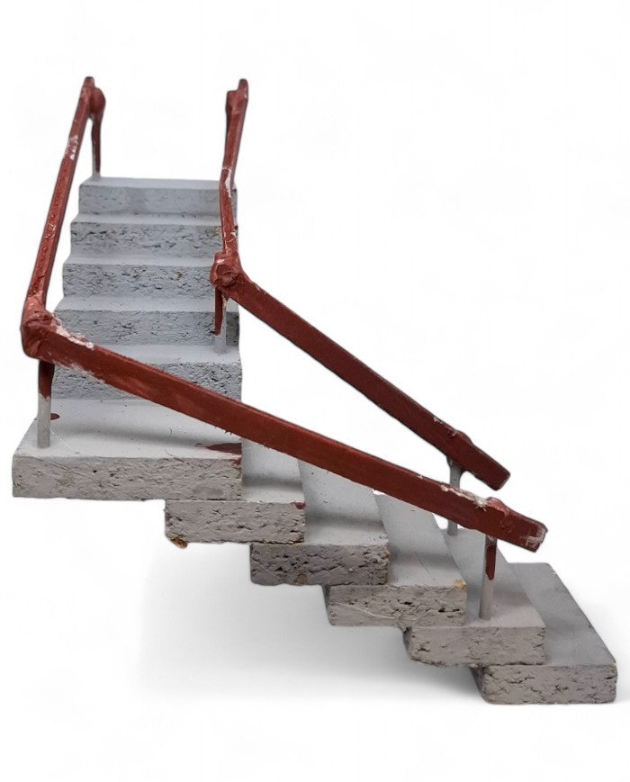 Scala con gradni e pianerottolo svolta a destra cm 5x5 larghezza gradini 1 cm