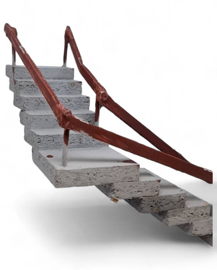 Scala con gradni e pianerottolo svolta a destra cm 5x5 larghezza gradini 1 cm