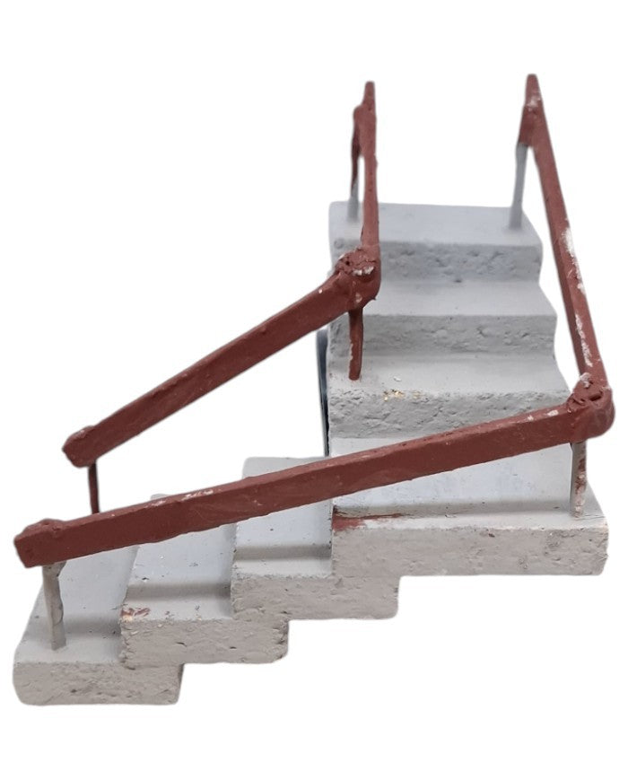 Scala con gradni e pianerottolo svolta sinistra cm 5x4 larghezza gradini 5 cm